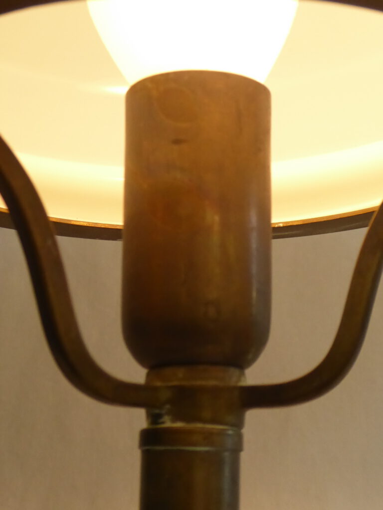 L0096 09 Kleine Messingleuchte Glaskuppe